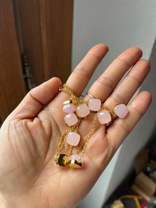 Collana lunga con cristalli effetto quarzo rosa