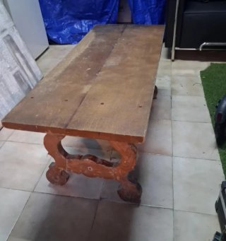 Mesa rústica de madera