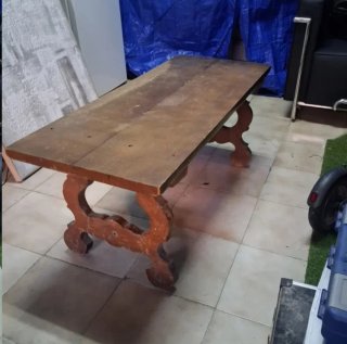 Mesa rústica de madera