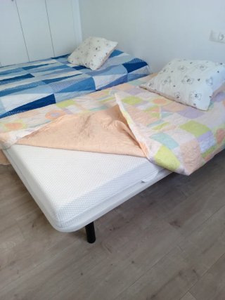 Cama individual con colchón y edredón