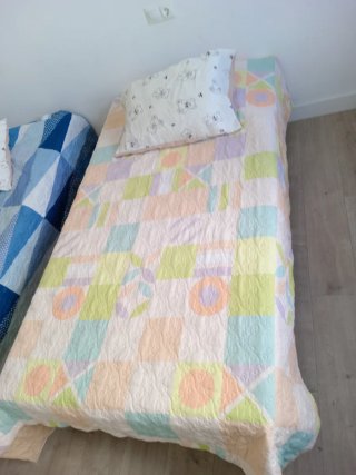 Cama individual con colchón y edredón