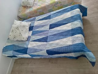 Cama individual con colchón y edredón
