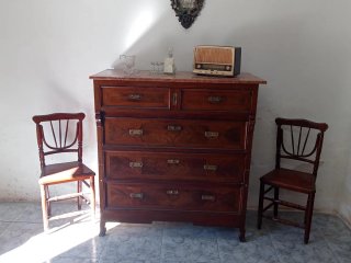 Cómoda antigua de madera y mármol
