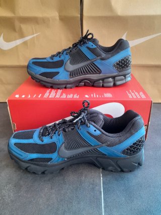 Zapatilla Nike Vomero 5 Negra y Azul