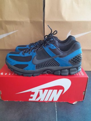Zapatilla Nike Vomero 5 Negra y Azul