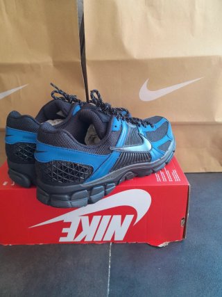 Zapatilla Nike Vomero 5 Negra y Azul