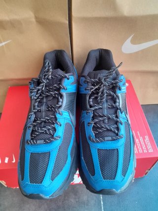 Zapatilla Nike Vomero 5 Negra y Azul