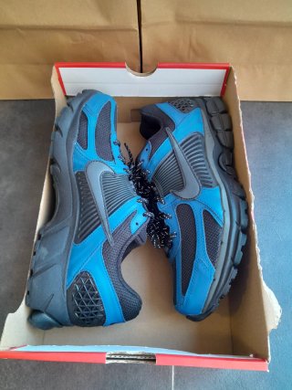 Zapatilla Nike Vomero 5 Negra y Azul