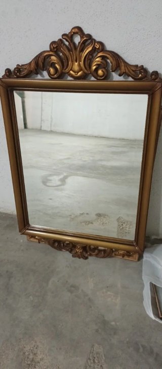 Espejo decorativo dorado con marco tallado