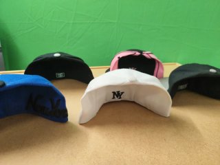 Gorras Planas Negras y Rosas ,blanca