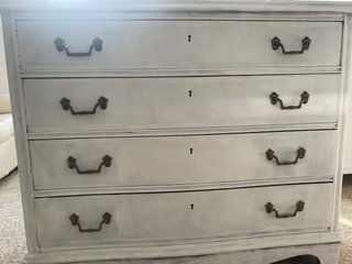 Cómoda blanca con tiradores dorados