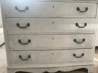 Cómoda blanca con tiradores dorados