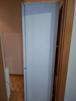 Nevera blanca con pantalla digital