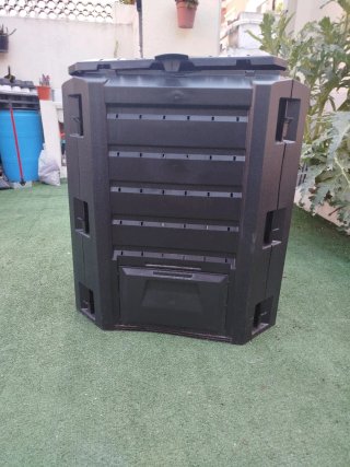 Compostador negro para jardín