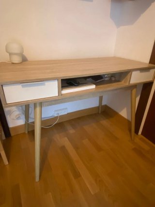 Escritorio madera clara con cajones blancos