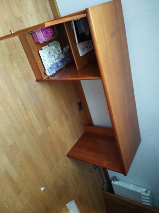 Escritorio de chapa de madera marrón color cerezo.
