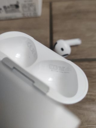Airpods 4 con cancellazione rumore