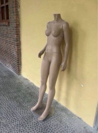 Maniquí mujer con base metálica