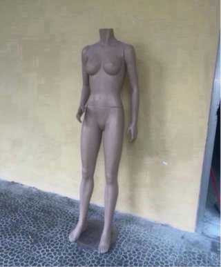 Maniquí mujer con base metálica