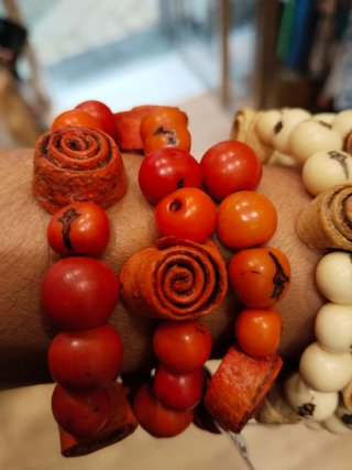 Pulseras de semillas y cáscara de naranja.