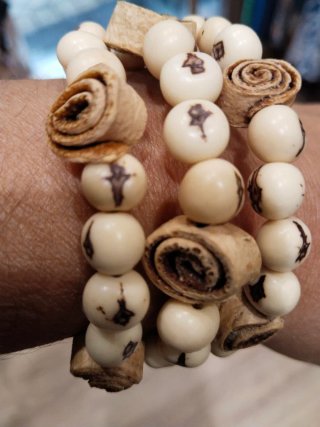 Pulseras de semillas y cáscara de naranja.