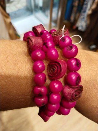 Pulseras de semillas y cáscara de naranja.