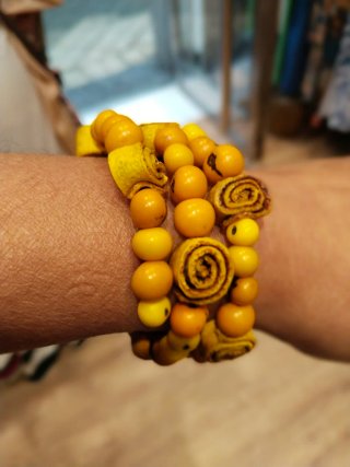 Pulseras de semillas y cáscara de naranja.