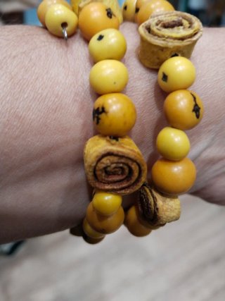 Pulseras de semillas y cáscara de naranja.