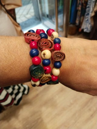 Pulseras de semillas y cáscara de naranja.