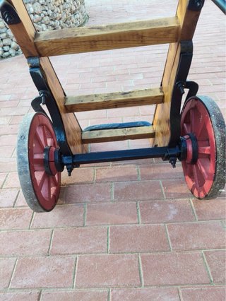 Carro de carga antiguo de madera y metal