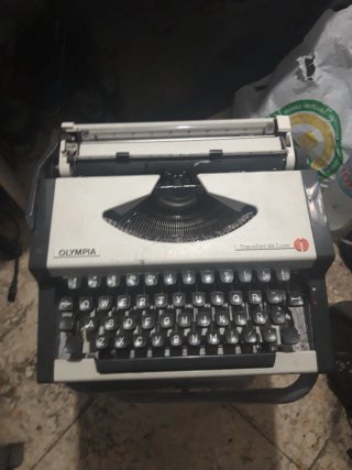 Máquina de escribir Olympia Traveller de Luxe