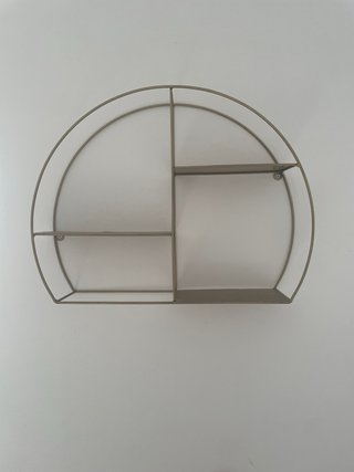 Estantería de pared dorada