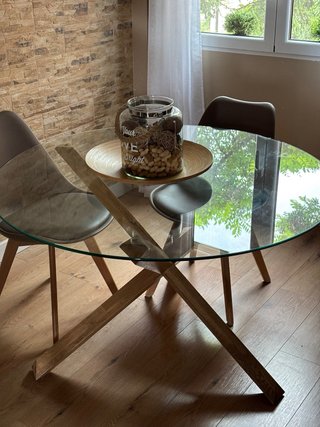 Mesa de comedor redonda de cristal y madera