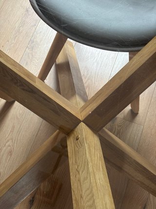Mesa de comedor redonda de cristal y madera