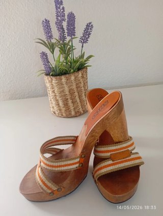 Zuecos de madera con tacón