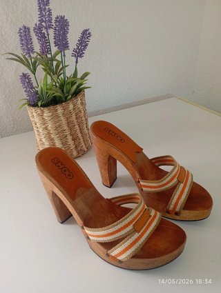 Zuecos de madera con tacón