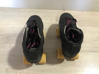Patines de hockey negros. Número 42.