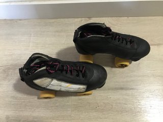 Patines de hockey negros. Número 42.