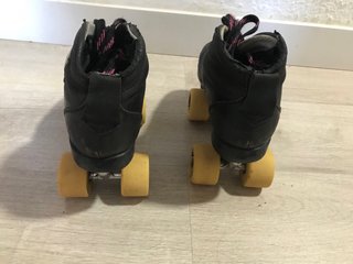 Patines de hockey negros. Número 42.