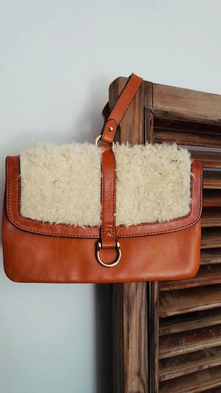 Bolso de mano de cuero y borrego