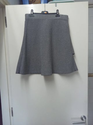 Falda corta gris