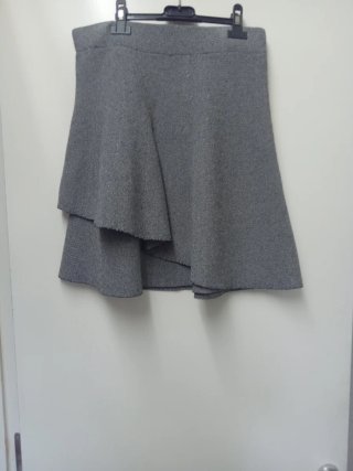 Falda corta gris