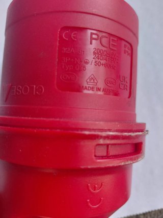 Enchufe industrial rojo Cetac