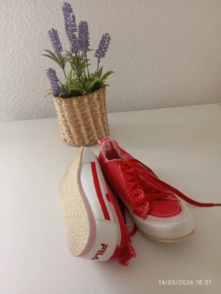 Zapatillas Fila rojas y blancas