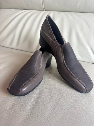 Zapatos de tacón bajos marrones y grises