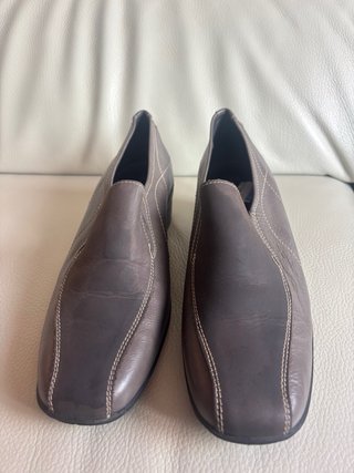 Zapatos de tacón bajos marrones y grises