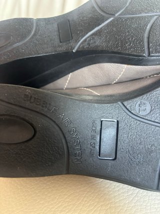 Zapatos de tacón bajos marrones y grises