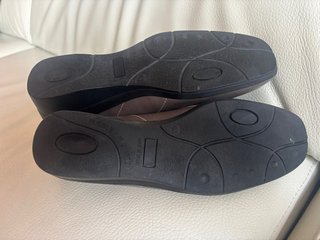 Zapatos de tacón bajos marrones y grises