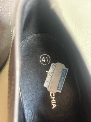 Zapatos de tacón bajos marrones y grises
