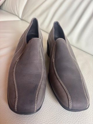 Zapatos de tacón bajos marrones y grises